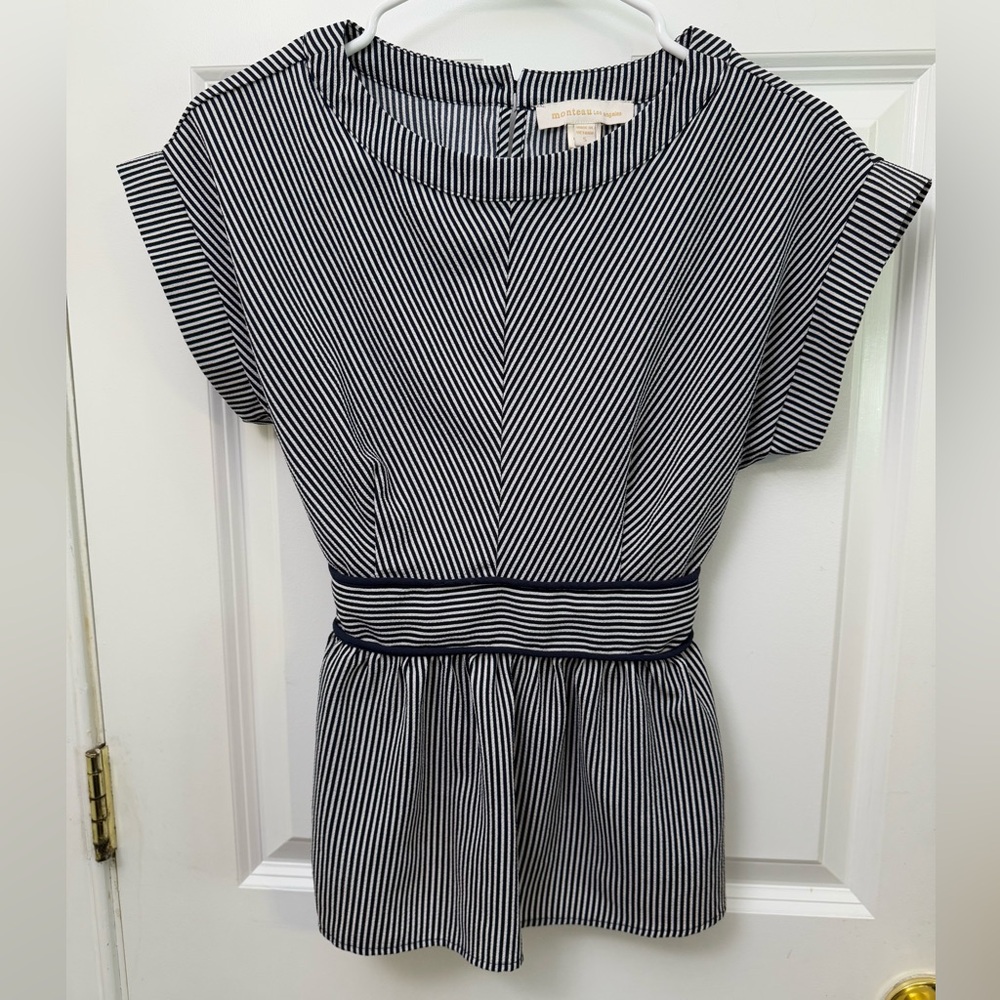 NWOT Monteau navy blue and White Peplum Blouse with Peter Pan Collar
